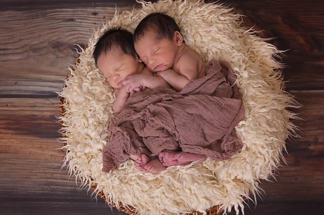 novorozená dvojčata